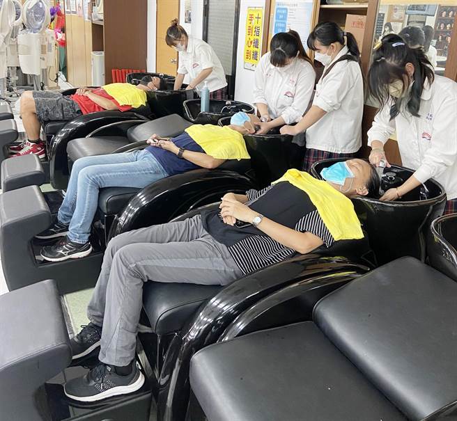 致用高中美容科学生，28日教师节上午在美容科美髮教室，由三年级学生配合课程内容，举办「教师节感恩敬师活动」。(致用高中提供)