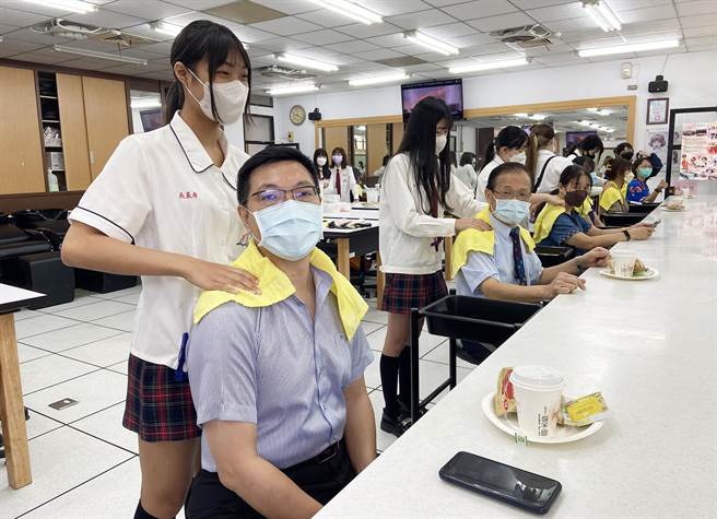 致用高中美容科学生，今天教师节为师长舒压肩颈按摩，慰劳师长一年来的辛劳。(致用高中提供)