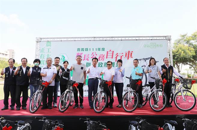 今111年鄰長公務自行車聯合致贈儀式舉行，第一批要送出300輛。（呂妍庭攝）