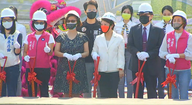 台中市市长卢秀燕（中间着白衣者）。（图／截自卢秀燕脸书）