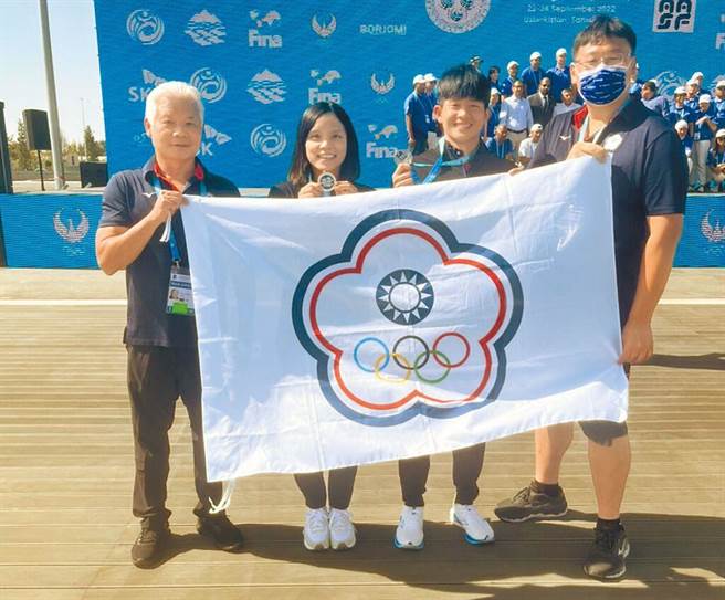 亚洲公开水域锦标赛中华队邓羽彣（左二）、卓承齐（右二）分获金、银牌。（中华泳协提供）