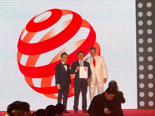 由驻新加坡台北代表处经济组吴文忠组长代为出席领奖。（高市文化局提供／杨舒婷高雄传真）