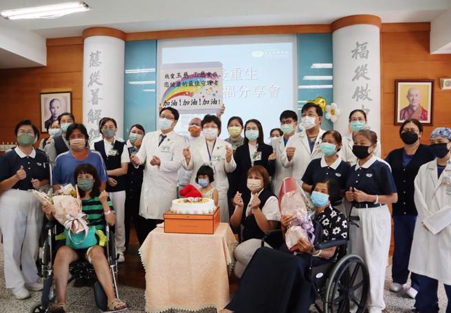 918强震，花莲玉里7-11超商建筑物倒塌，受困在瓦砾堆的母女被救难人员先后救出，经玉里慈济医院治疗28日出院，医院上午为妈妈（坐轮椅、左）、5岁女童及在家被物品撞倒跌伤的袁阿嬷（坐轮椅、右），举办灾后重生感恩祝福分享会。（图/ 中央社）