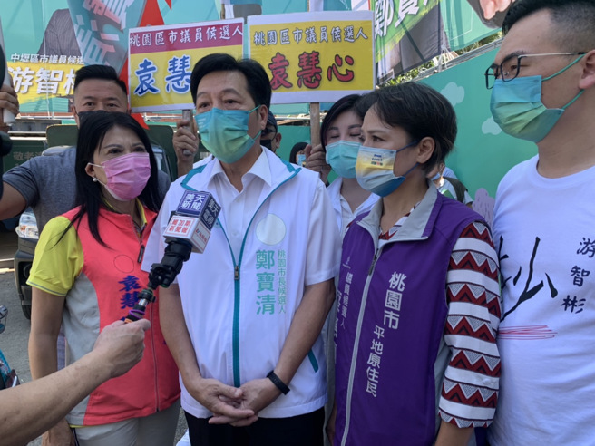 无党籍桃园市长候选人郑宝清(前排左二)。(郑宝清竞选总部提供)