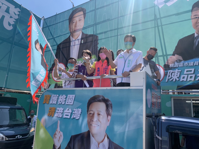 無黨籍桃園市長候選人鄭寶清(右二)號召桃園鄉親與台灣人民參與一場新黨外與清流的聖戰，讓桃園不再沉淪、讓台灣向上提升。(鄭寶清競選總部提供)