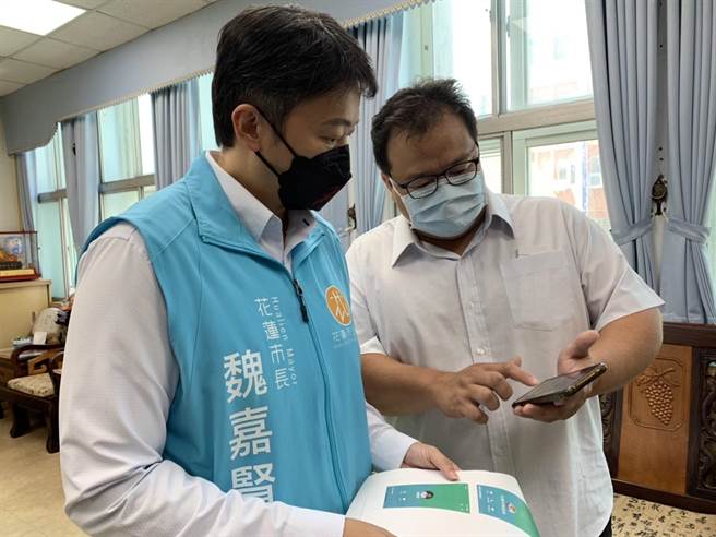 市長魏嘉賢（左）遭詐騙集團冒名，與民權里長劉原良（右）查看LINE詐騙對話。（王志偉攝）