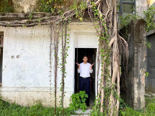 民进党新竹县长参选人周江杰批评竹东文创艺术村花了大笔经费却沦为废墟，显现县府规画不足。（周江杰团队提供／邱立雅竹县传真）