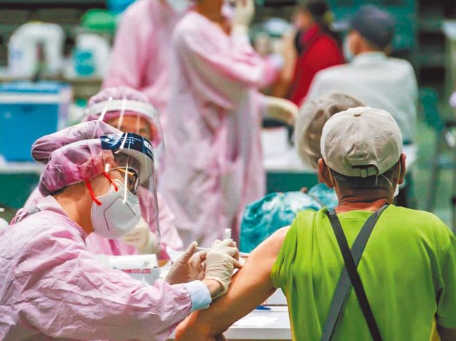 公费流感疫苗10／1开打。图为民眾接种疫苗的画面。（本报系资料照）