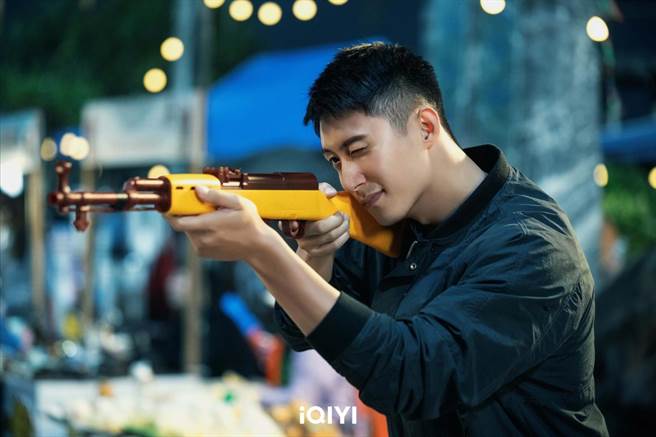 黄景瑜全素顏入镜化身刑警。（爱奇艺国际站提供）