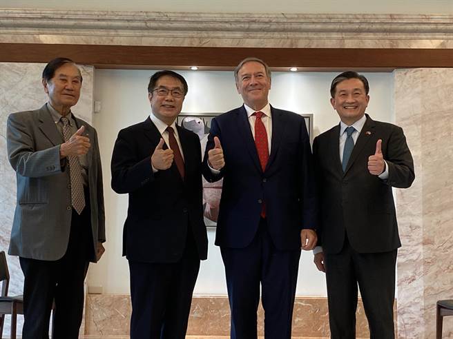 美国前国务卿蓬佩奥今天中午到台南与台南市长黄伟哲(左二)等人午宴。(曹婷婷摄)