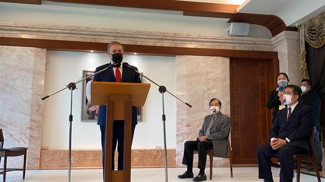 美国前国务卿蓬佩奥中午到台南出席午宴前发表简短演说。(曹婷婷摄)