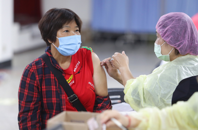 莫德納次世代疫苗擴大接種對象，50歲以上10／3打得到。（圖／記者季志翔攝影）