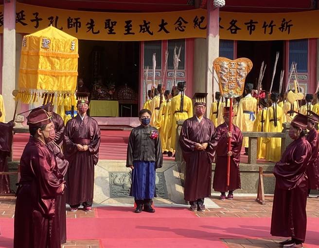 新竹市代理市长陈章贤担任正献官，带领新竹市各界贤才代表，向至圣先师孔子献上最崇高的敬意。（王惠慧摄）