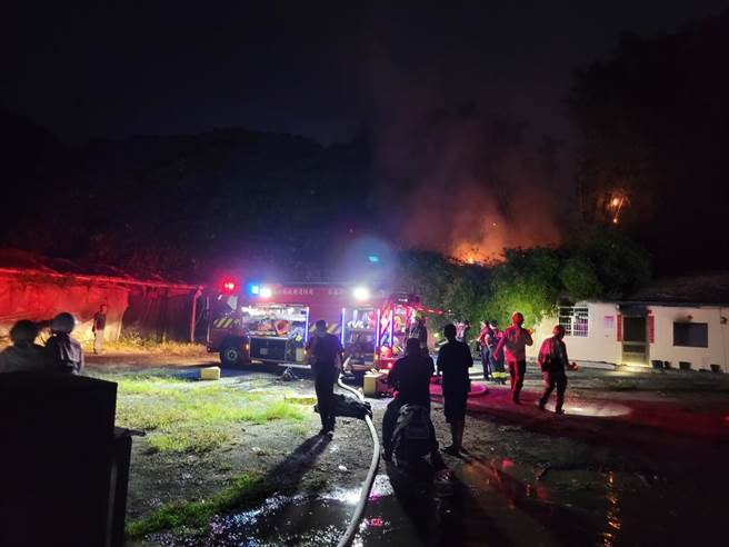 国姓乡一栋平房起火，消防员将倒卧在屋内神明厅的男子送医。（民眾提供／杨静茹南投传真）