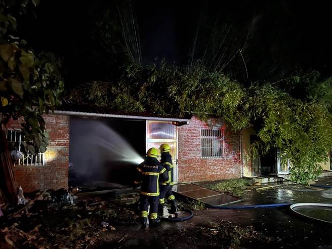 国姓乡长北路平房陷入火海，消防员费时40分钟才控制火势。（民眾提供／杨静茹南投传真）