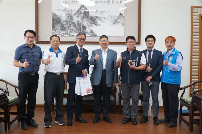 日本台灣交流協會拜會新竹縣長楊文科（中），盼解封後加速雙方交流。（新竹縣府提供／邱立雅竹縣傳真）