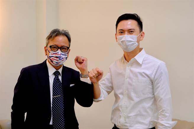 日本台灣交流協會台北事務所副代表橫地晃（左）與民進黨新竹縣黨部主委鄭朝方會面。（鄭朝方團隊提供／邱立雅竹縣傳真）