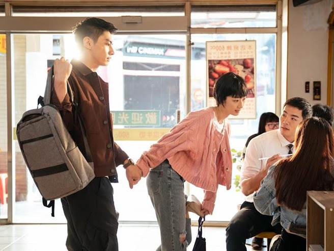 桂纶镁饰演的林怡姗和禾浩辰交往后惨遭对方简讯分手。（Disney＋提供）