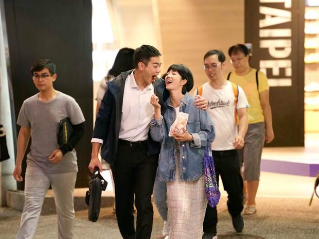 桂纶镁饰演的林怡姗和禾浩辰交往后惨遭对方简讯分手。（Disney＋提供）