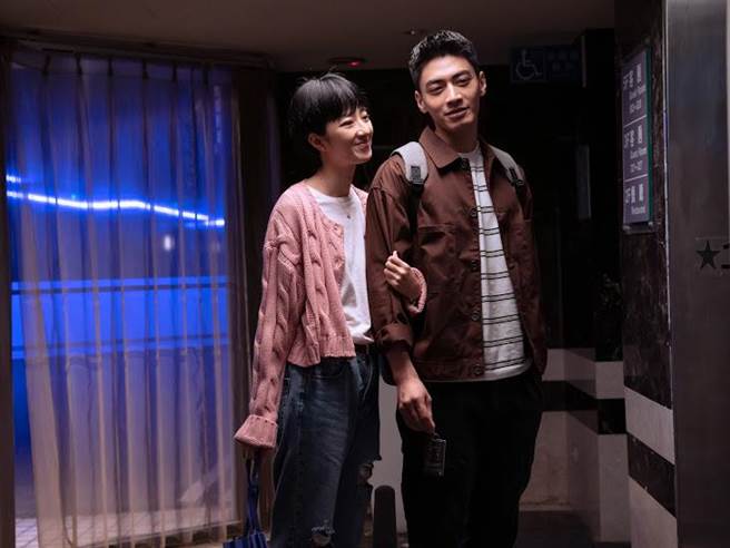 桂纶镁饰演的林怡姗被分手后，宋柏玮安慰她疗情伤。（Disney＋提供）