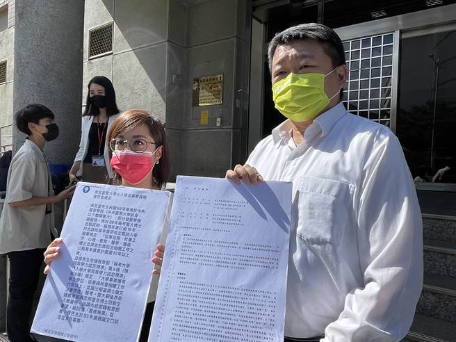 林佳龍競辦發言人何博文、李晏榕今到新北地檢署告發侯選辦執行長張其強、發言人吳亮賢涉犯偽造文書罪，並喊話對方不要再拿出模糊焦點、粉飾太平的證據，希望正面直球對決。（蔡雯如攝）