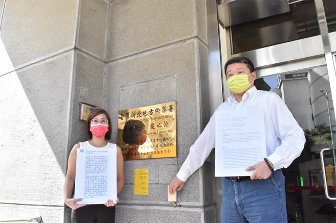 林佳龍競辦發言人何博文、李晏榕今到新北地檢署告發侯選辦執行長張其強、發言人吳亮賢涉犯偽造文書罪，並喊話對方不要再拿出模糊焦點、粉飾太平的證據，希望正面直球對決。（蔡雯如攝）