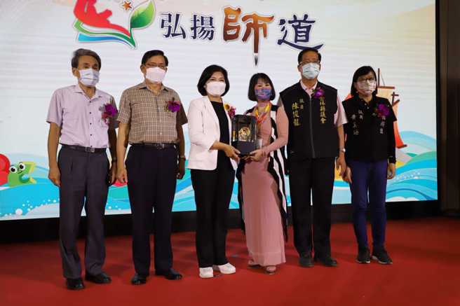 云林县特别举办教师节表扬大会。(取自张丽善脸书)