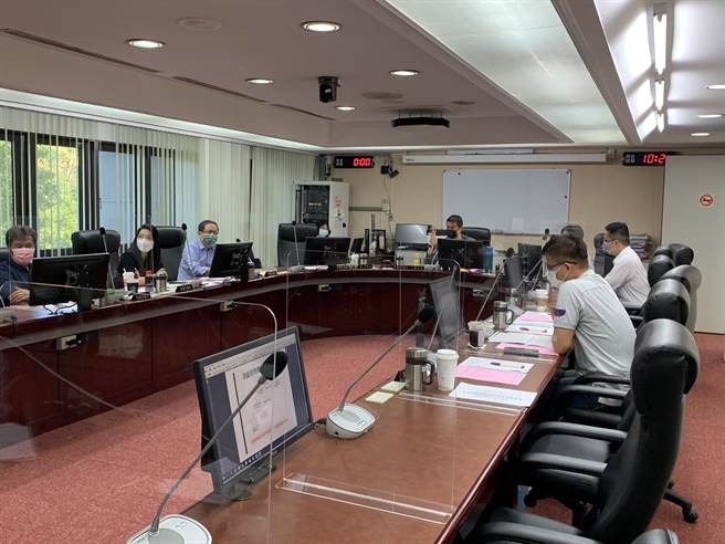 台北市议会法规委员会28日审议25年未修的「台北市公有停车场收费费率自治条例」。（黄婉婷摄）