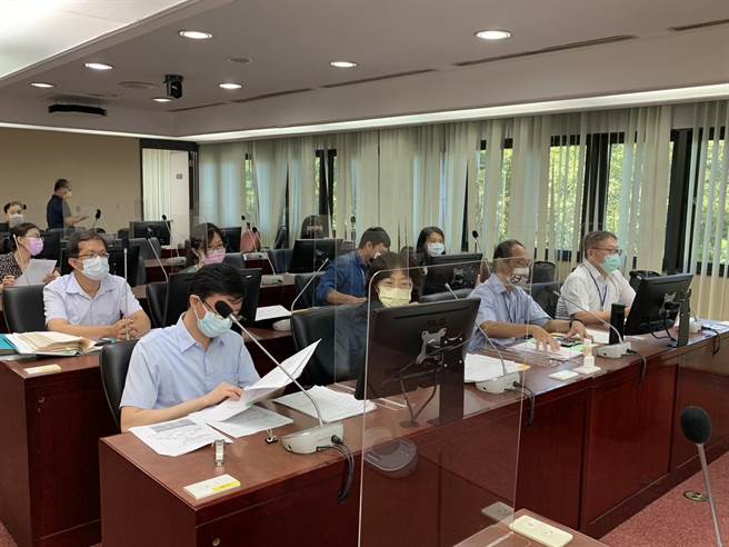 停管处长李昆振指出，99.63％路边停车格位费率未达收费上限，未来修法通过后，路边停车格将不受影响，公有停车场常态收费和购买月票的里民亦然，仅特定活动期间有影响。（黄婉婷摄）