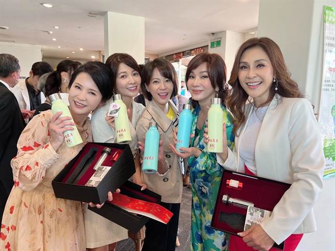 陈美凤等《黄金岁月》女演员开心齐收专属礼物。（民视提供）