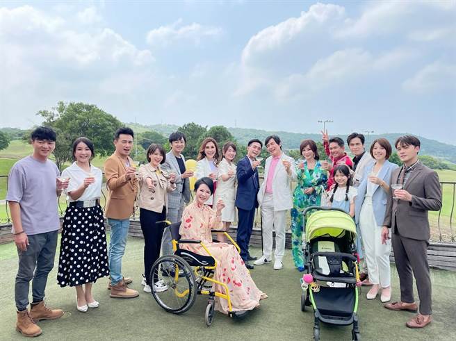 剧中百福集团在高尔夫球场拍完杀青戏。（民视提供）