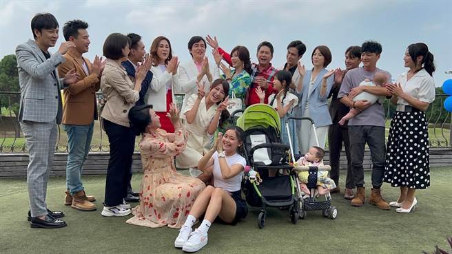 剧中百福集团在高尔夫球场拍完杀青戏，还帮霍正奇庆生。（民视提供）