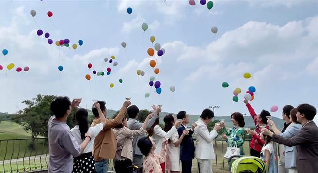 剧中百福集团在高尔夫球场拍完杀青戏。（民视提供）