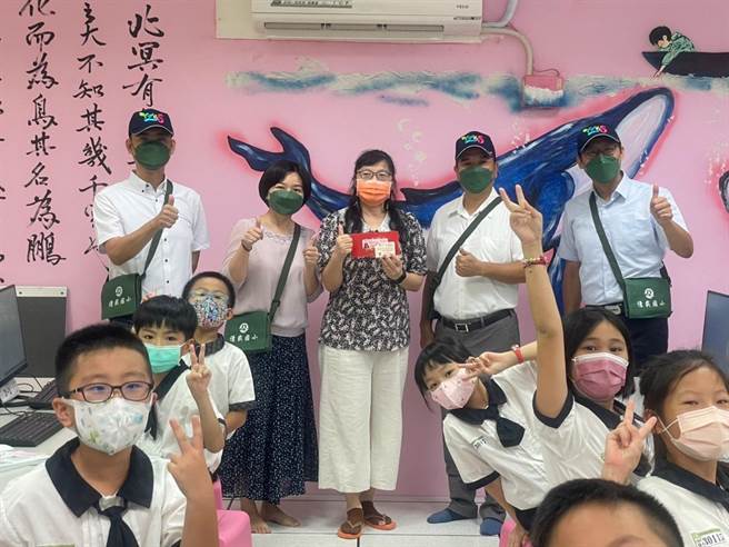 安平区亿载国小校长林志政(后排右一)和家长会化身邮差，将学生祝福卡送给老师们。(亿载国小提供／曹婷婷台南传真)