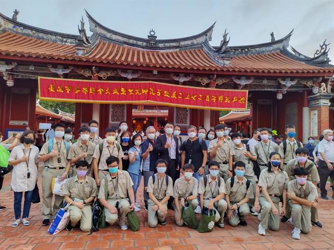 台南一中师生清晨参加全台首学孔庙的祭孔大典，向至圣先师学习礼仪背后敬慎与谦让的修养。(台南一中提供／曹婷婷台南传真)