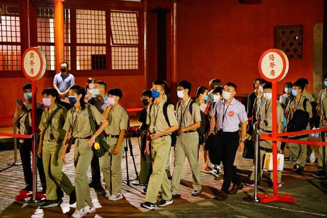 台南一中师生清晨参加全台首学孔庙的祭孔大典养。(台南一中提供／曹婷婷台南传真)