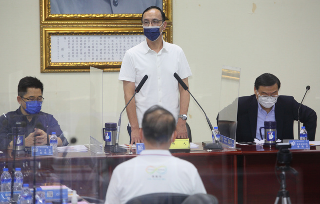 針對「鏡電視」創辦人裴偉近期遭爆料昔日談話錄音直指行政院長蘇貞昌要求NCC盡速核照，還說是「總統旨意」，國民黨主席朱立倫（中）28日在中常會表示，如果如同錄音帶內容所顯示，NCC主委陳耀祥應下台，NCC也該被廢除，因為NCC已經不是國家通訊委員會，而是民進黨的選舉委員會，應該關掉。（張鎧乙攝）