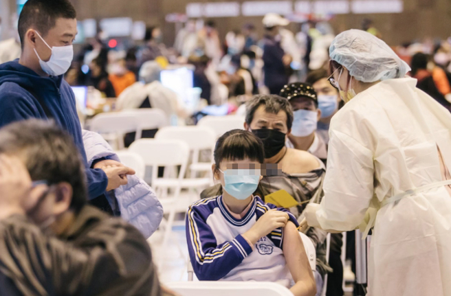 青少年Novavax9月30日開打，李秉穎：副作用少很多衛福部傳染病防治諮詢會預防接種組（ACIP )召集人李秉穎指出Novavax接種後副作用小。（資料照）