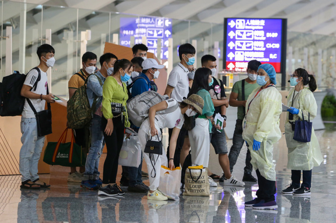 入境0＋7能否如期上路，指揮中心曝關鍵。圖為旅客入境的畫面。（陳麒全攝）