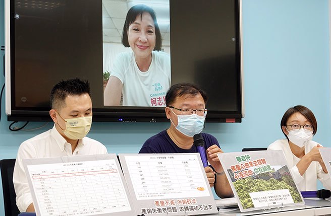 国民党立委陈以信（左起）、李德维、吴怡玎28日举行「高雄香蕉弃满地，农保丧葬津贴低，陈吉仲还辅选摆第一」记者会， 国民党高雄市长候选人柯志恩（上）亦以视讯出席，痛批农委会主委陈吉仲衹顾辅选，无视高雄香蕉产销失衡，蕉农血本无归。（姚志平摄）