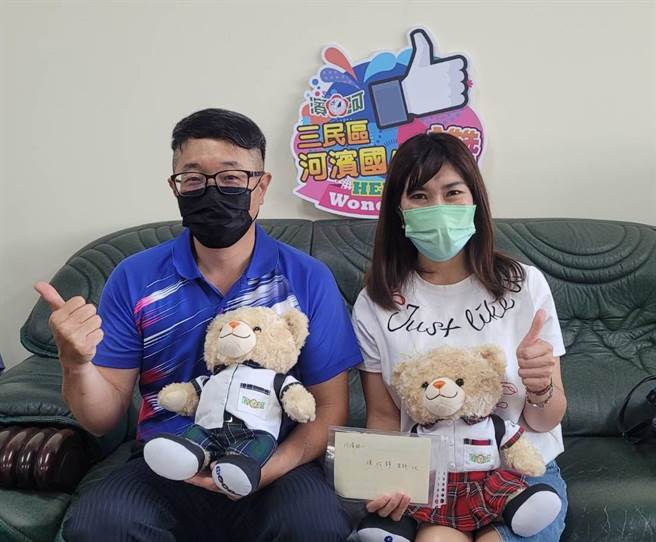 寿山国中校长林宜家亲自将卡片送到各国小。（高市教育局提供／杨舒婷高雄传真）