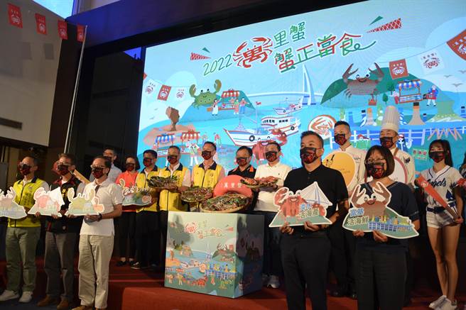 新北市万里蟹正值产季丰收期，为了邀请民眾到青春山海线北海岸游玩品蟹，渔业处与在地职棒队富邦悍将啦啦队「Fubon Angels」拍摄影片，并推出「万里蟹之友」优惠活动。（蔡雯如摄）