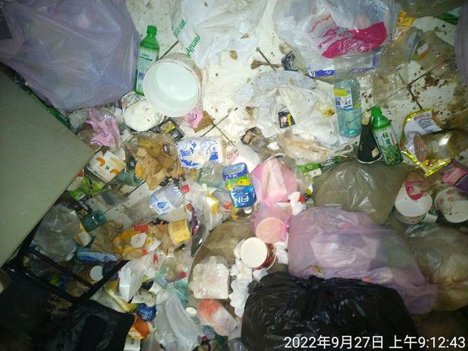 房子出租2年变垃圾场，引起网友讨论。（图／翻摄自爆料公社）