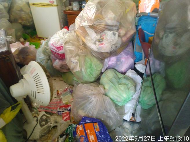 房客合约到期退租，竟留下一堆垃圾。（图／翻摄自爆料公社）