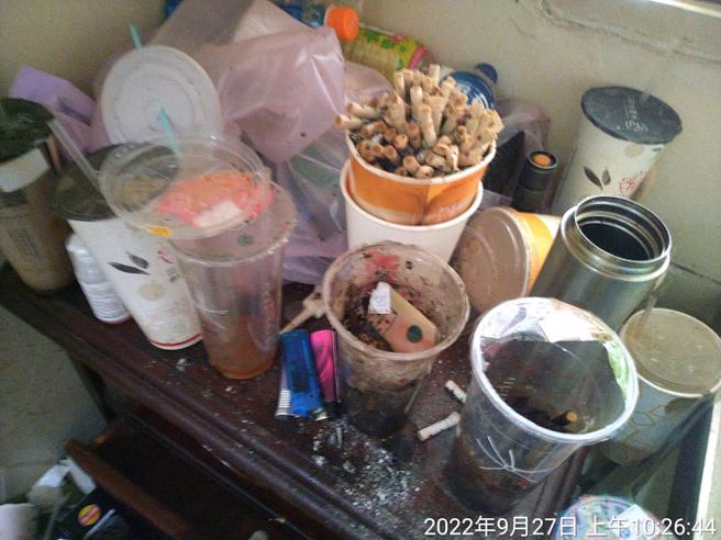 房子出租2年变垃圾场，桌上留着一杯菸蒂。（图／翻摄自爆料公社）