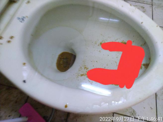 恐怖房客把房子弄得像是垃圾场，马桶也脏到不行。（图／翻摄自爆料公社）