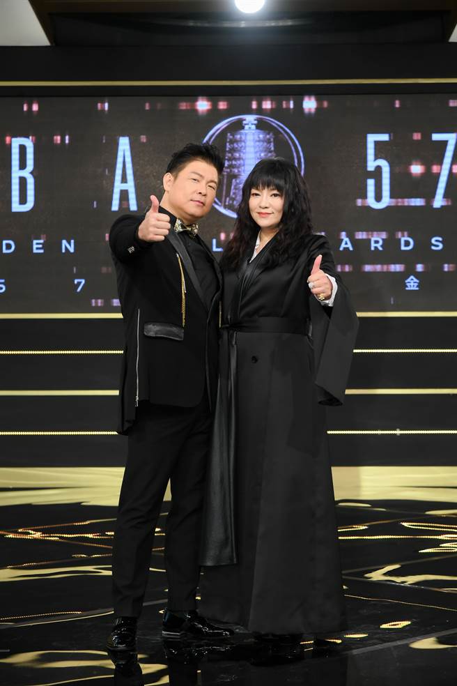 曾國城、唐綺陽負責第一天的節目金鐘獎。（三立提供）