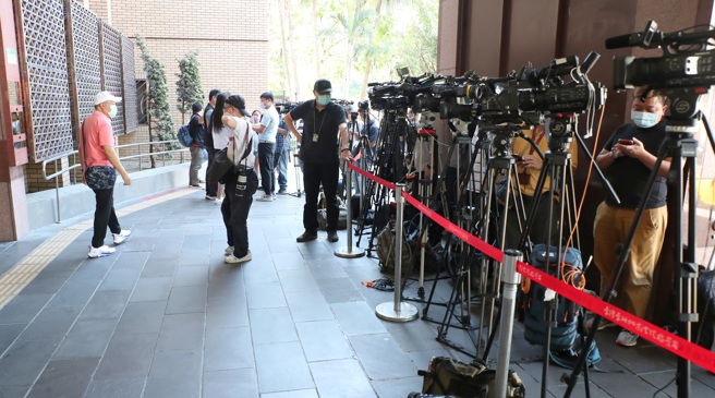 名嘴周玉蔻28日预计赴台北地检署按铃提告台北市柯文哲与国民党台北市长参选人蒋万安公开诽谤、妨害名誉，最终周玉蔻并未出面，而是委任律师递状，让守候的媒体空等一场。（郑任南摄）