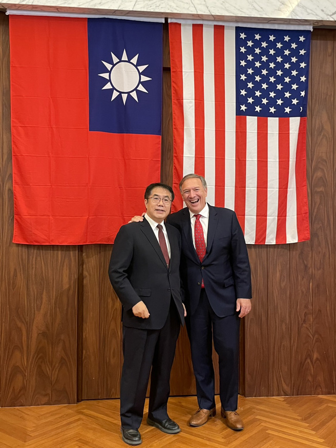 美国前国务卿蓬佩奥（右）二度访台，并造访台南，台南市长黄伟哲（左）特地准备台南小物赠送对方。（图／翻摄自黄伟哲脸书）