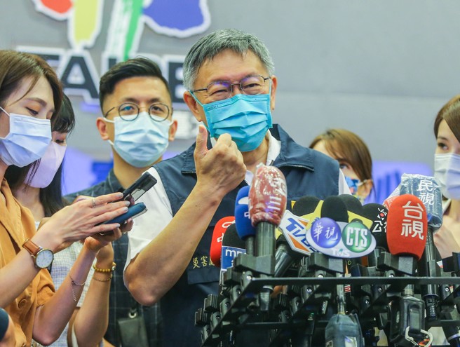 柯文哲今下午出席北市平戰轉換辦公室成立揭牌典禮，會後受訪。（ 粘耿豪 攝）